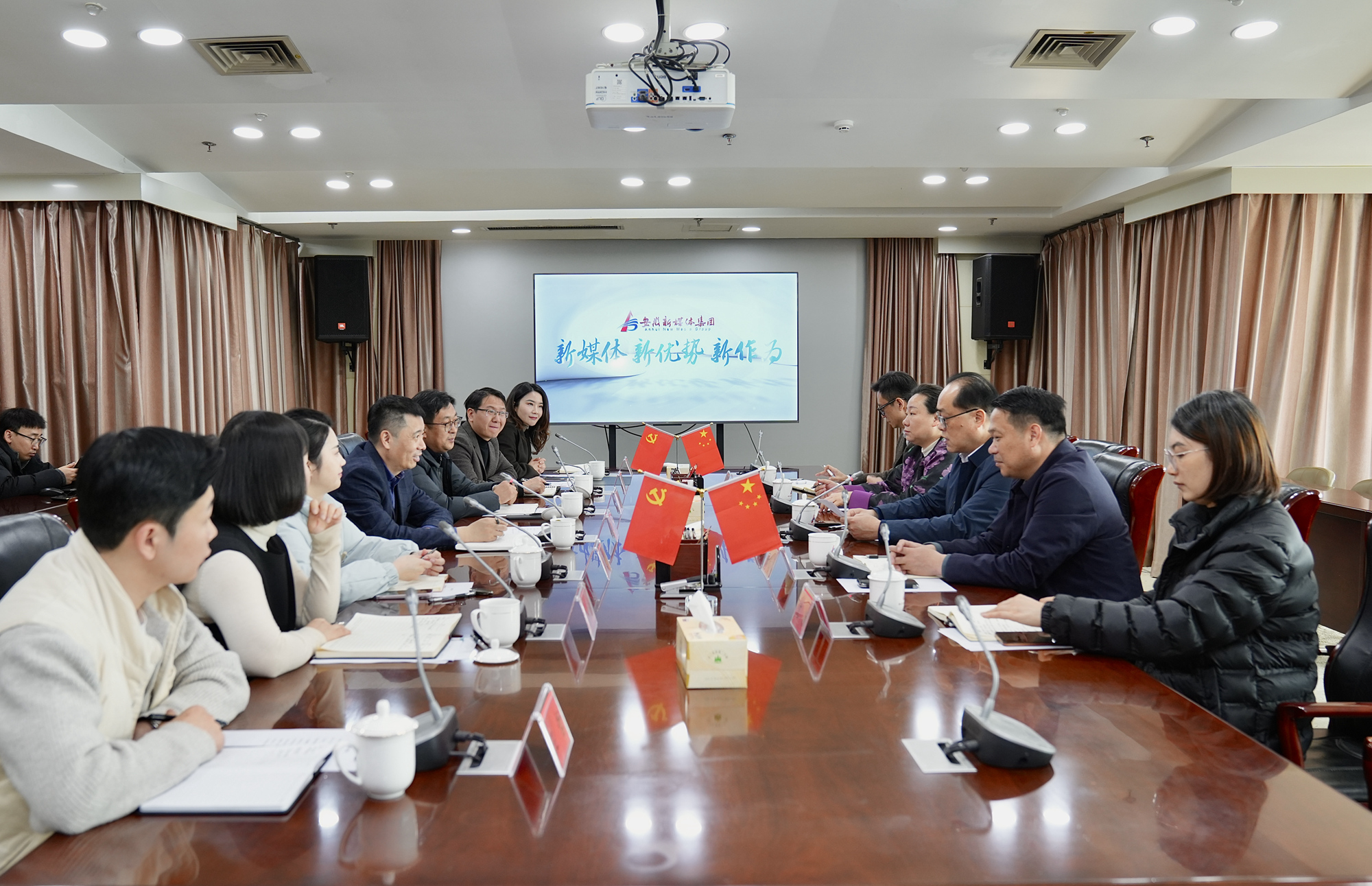 安徽高速地產集團董事長胡為民一行到安徽新媒體集團調研座談